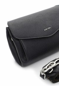 Schwarze Leder-Clutch mit strukturierter Außenfläche, umschlagbarem Deckel, silbernen Beschlägen und abnehmbarem Tragegurt. Markenlogo auf der Vorderseite geprägt.