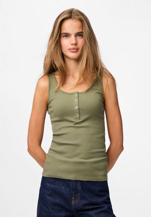 Haut sans manches côtelé vert olive avec un col rond et une patte de boutonnage à trois boutons, associé à un bas en denim foncé.