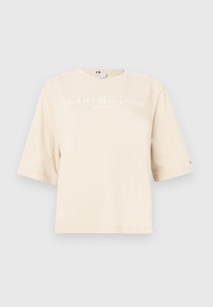 Bež majica kratkih rukava Tommy Hilfiger s logotipom i natpisom "EST. 1985" bijelom bojom otisnutim sprijeda.