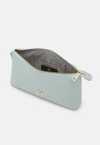 Světlomodrá syntetická kabelka s zlatým zipem a šedým interiérem, který obsahuje přihrádky na karty a detail s logem.