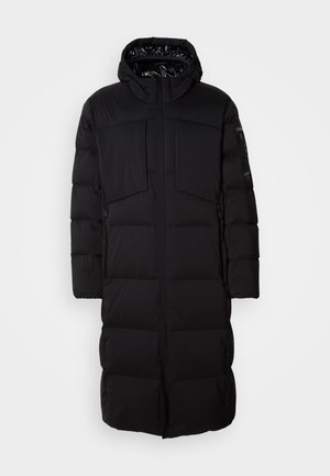 Schwarze Daunenjacke mit Kapuze, mit einem langen, geraden Design, großen Fronttaschen, steppbarer Textur und Reißverschluss.