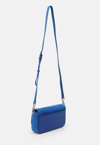 Niebieska torba na ramię z teksturowanym przodem z zamszu, gładkim tyłem i regulowanym paskiem. Posiada prostokątny kształt i akcenty z srebrnego metalu.