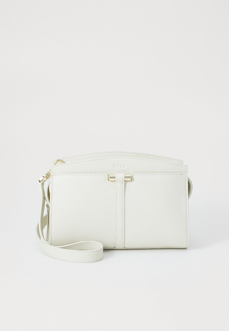 Biela textúrovaná kožená crossbody taška s plochým dizajnom, zlatými kovovými akcentmi a nastaviteľným popruhom. Obsahuje zipsové uzatvorenie a predný panel.