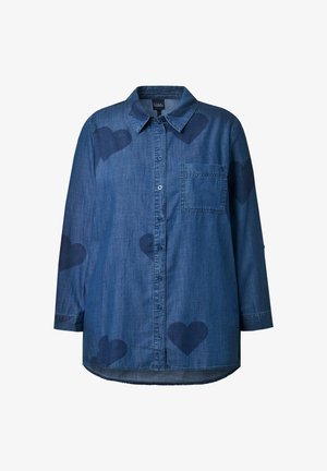 Džínová košile s límečkem na knoflíky, zdobená velkými tmavě modrými srdíčky potištěnými na světle modrém materiálu a s kapsou na prsou.