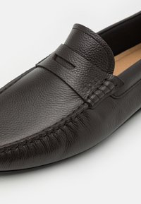 BOSS NOEL ciemnobrązowy