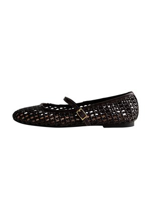 Zapato plano negro tejido con una tira delgada y hebilla dorada en la parte superior, punta redondeada y tacón bajo.