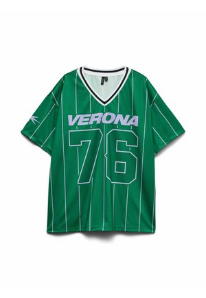 Maillot de sport vert à manches courtes avec des rayures verticales blanches, un col en V, le texte "VERONA" et le numéro 76 en grand chiffre blanc à l'avant.