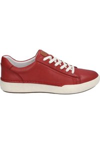Sneaker in pelle rossa con lacci bianchi, suola in gomma crema e un accento in pelle marrone sulla linguetta. Presenta una texture liscia e una punta arrotondata.