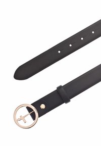 Sort textureret læderbælte med cirkulær belægning i guldtonet metal, der prydes af et korsdesign. Justeringshuller langs remmen for størrelsesændring.