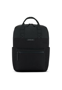 Zaino nero realizzato in tessuto resistente, con un'esterno liscio, due manici superiori, una tasca anteriore con zip e una targhetta con logo.