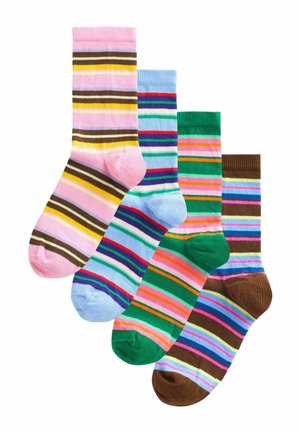 Cztery kolorowe skarpetki w paski nachodzące na siebie, każda o innym kolorze bazowym: różowym, jasnoniebieskim, zielonym i brązowym.