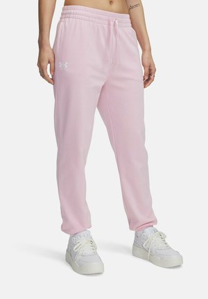 Lyserøde sweatpants med elastisk talje, snøre og sidelommer. Har hvidt logodetalje. Kombineret med hvide sneakers.