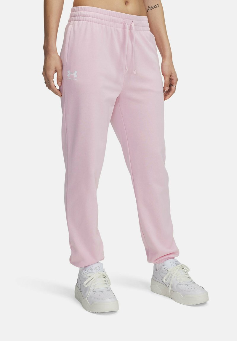 Roze sweatpants met een elastische tailleband, trekkoord en zijzakken. Heeft witte logodetail. Gecombineerd met witte sneakers.