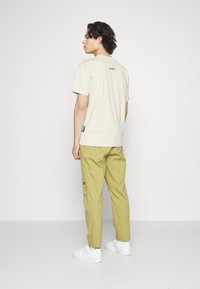 New Balance LONG HAUL PANT - Pantalones cargo - camel