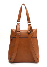 Mochila de cuero marrón con correas ajustables, asas superiores y un bolsillo con cremallera horizontal en el panel trasero.
