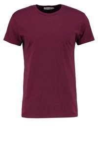 T-shirt basique à manches courtes et col ras du cou, couleur rouge foncé unie, présenté sur un fond blanc.
