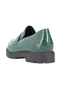 Groene patenten leren schoen met een gestructureerd krokodillenpatroon, slip-on ontwerp en een robuuste zwarte rubberen zool. Genaaid detail langs de randen.