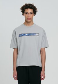 LOW LIGHTS STUDIOS® - NITRO - T-shirt med print - light grey Miniatyrbild 1