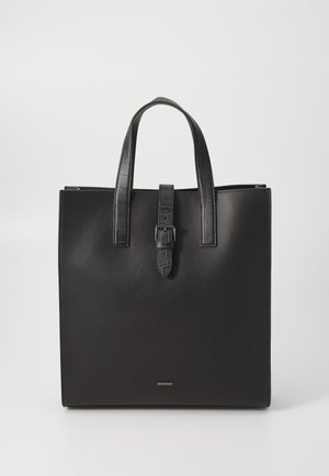 Sac fourre-tout en cuir noir avec un design structuré, des anses plates et un accent de boucle. Texture lisse et branding minimal à l'avant.