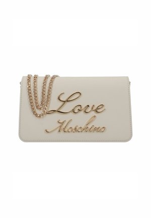 Pochette Love Moschino couleur crème avec chaîne en or et lettrage en relief doré sur le devant.
