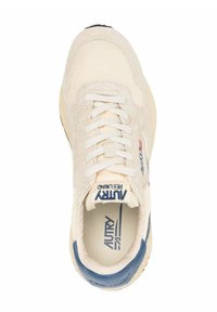 Sneaker color crema con materiali in suede e mesh. Presenta lacci bianchi, accenti blu e una suola esterna crema testurizzata. Marchio sul linguetta.