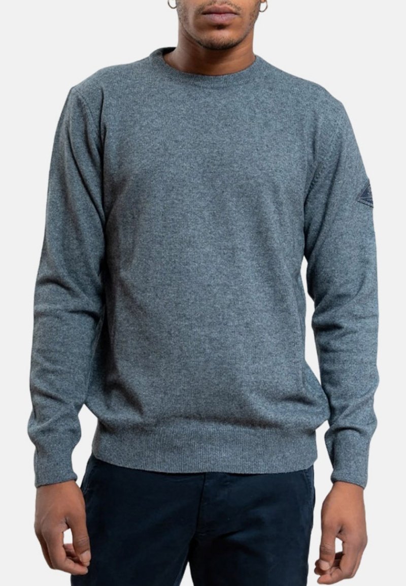 Maglione grigio realizzato in tessuto testurizzato, con colletto a girocollo classico e maniche lunghe, dotato di un sottile logo ricamato sulla spalla sinistra.