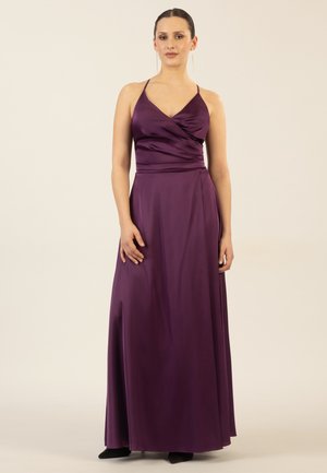 Satin-Abendkleid in tiefem Lila, mit einem enganliegenden Oberteil mit V-Ausschnitt und fließendem Rock, akzentuiert durch dünne Träger.