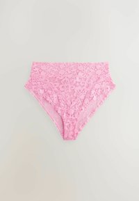 Roze kant ondergoed met bloemenpatroon, hoge taille ontwerp, gegolfde randen en doorschijnende textuur. Heeft een algehele delicate uitstraling.