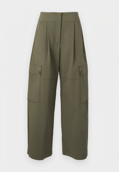 Pantalon cargo vert olive à coupe décontractée, doté de deux poches latérales et d'une fermeture à boutons, confectionné dans un tissu léger et texturé.