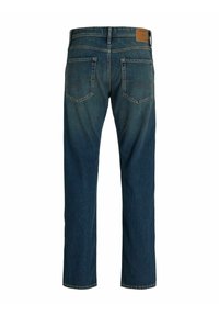 Donkerblauwe spijkerbroek met een rechte pijp, twee achterzakken met stikseldetails en een leren label op de tailleband.