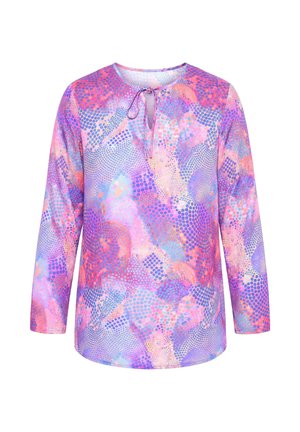 Pitkähihainen pusero, jossa on vaaleanpunainen, violetti ja sininen abstrakti pilkku- ja kierremalli, pyöreä pääntie ja etumainen solmimisyksityiskohta.