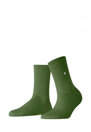 Groene geribde sokken met een effen ontwerp, gemiddelde hoogte en verstevigde teen. Heeft een klein logo aan de zijkant en is gemaakt van zacht materiaal.