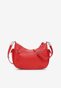 Borsa a spalla in pelle rossa con una forma arrotondata, tasca con zip sulla parte frontale, tracolla regolabile e texture liscia. Dettagli in metallo argentato.