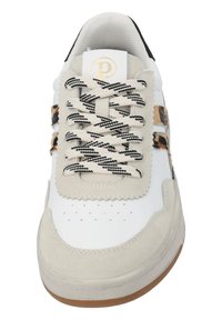 Weiße Sneaker mit einem Obermaterial aus Wildleder und strukturiertem Leder, schwarzen und braunen gemusterten Akzenten sowie gestreiften Schnürsenkeln. Gummisohle.
