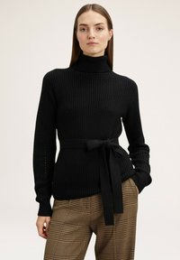 Motivi DOLCEVITA CON CINTURA IN VITA - Maglione - nero