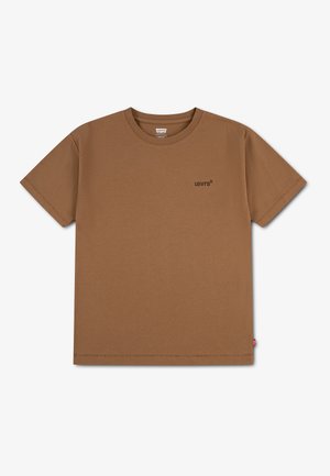 Καφέ κοντομάνικο t-shirt Levi's με στρογγυλή λαιμόκοψη και μικρό μαύρο λογότυπο Levi's στο αριστερό στήθος σε λευκό φόντο.