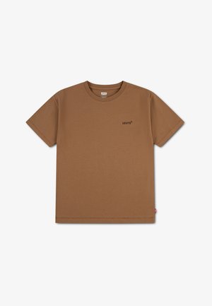 Καφέ κοντομάνικο t-shirt Levi's με στρογγυλή λαιμόκοψη και μικρό μαύρο λογότυπο Levi's στο αριστερό στήθος σε λευκό φόντο.