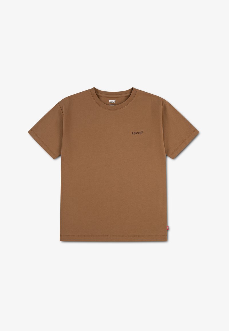 Καφέ κοντομάνικο t-shirt Levi's με στρογγυλή λαιμόκοψη και μικρό μαύρο λογότυπο Levi's στο αριστερό στήθος σε λευκό φόντο.