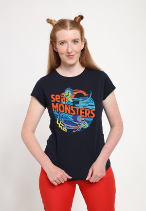 Marineblå bomulds T-shirt med et farverigt "Havmonstre" grafik, der viser to tegneserie havdyr mod en livlig baggrund.