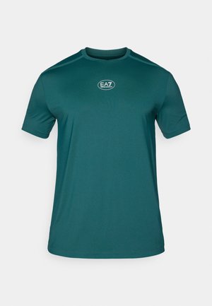 Tricou sport de culoare teal închis, cu mâneci scurte, de gât rotund și un mic logo EA7 pe față. Material neted cu o ușoară textură.