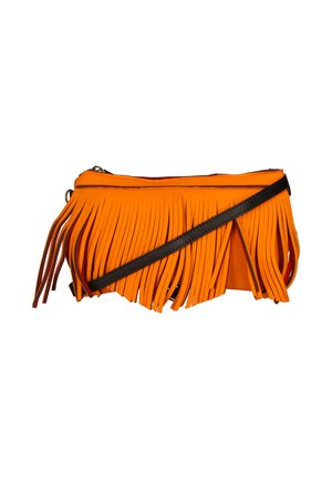 Sac bandoulière orange avec une sangle noire et une fermeture zippée ; présente des franges allongées le long de la surface avant.