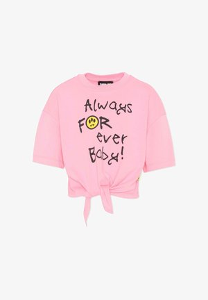 Maglietta rosa a maniche corte con nodo frontale, con testo nero scritto a mano "Always FOR ever Baby!" e una faccina triste gialla al posto della lettera O.