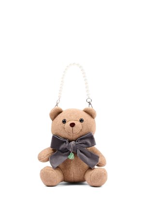 Sac à main en forme d'ours en peluche marron clair avec des yeux noirs, un grand nœud gris foncé et une poignée en perles sur fond blanc.