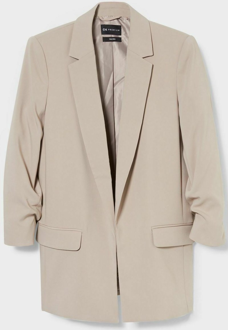 Blazer beige cintré en tissu lisse, doté d'un col cranté, de deux poches avant et de manches légèrement froncées.