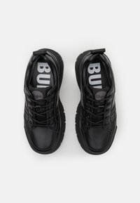Zwarte synthetische sneakers met een gewatteerde kraag, vetersluiting en een getextureerde rubberen zool. Logo weergegeven op de binnenzool en de hieltab.