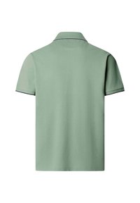 Polo à manches courtes vert clair avec col plié et détails noirs sur le bord du col et des poignets de manches, vu de dos.