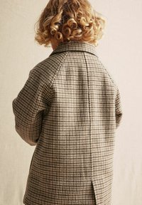 Brunternet jakke med krave og let oversized pasform, der har et delt rygdesign og blødt stoftekstur.