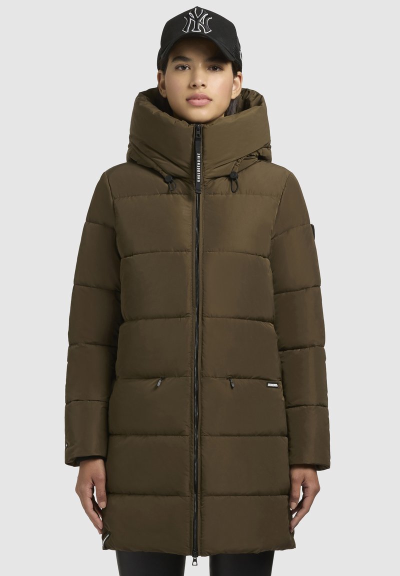 Oliven grøn pufferjakke med stor hætte, lynlåslukning, quilted design og to lynlåslommer på siderne. Har justerbare snore.