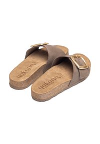 Infradito in suede marrone scuro con una soletta in sughero testurizzato, caratterizzate da una grande fibbia quadrata dorata sulla cinghia.