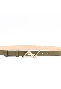 Cintura in vera pelle verde oliva con fibbia geometrica oro. Dettagli includono cuciture a contrasto e cinque fori di regolazione.
